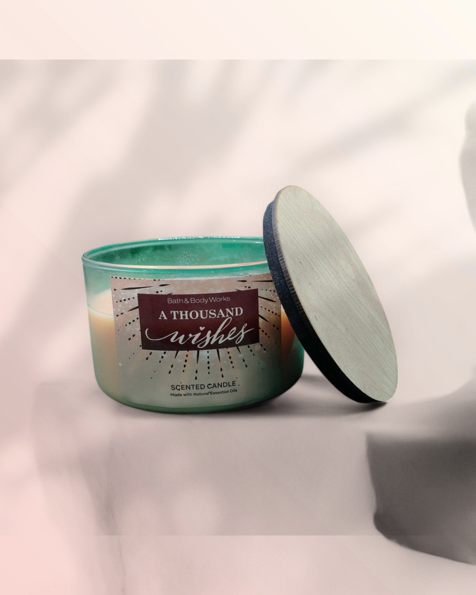 شمعة معطرة مكونة من 3 فتائل جديدة ان ذا ستارز لشتاء 2025من باث اند بودي وركس - Raqya